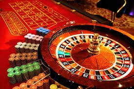 Tampilan gameplay Street Racing Game kingtogel dengan pembalap dan rintangan dinamis